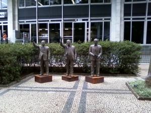 Homenagem à: Tancredo Neves, Ulisses Guimarães e Teotônio Vilela,